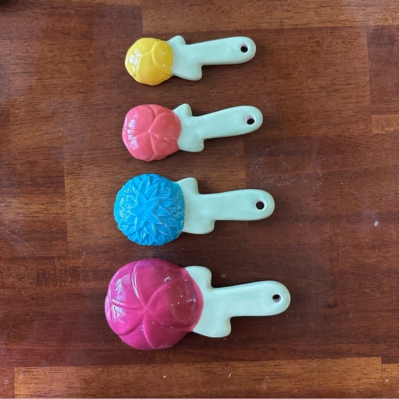 The Pioneer Woman Timeless Beauty Set of 4 Floral Stoneware Measuring Spoons - Picture 2 of 4